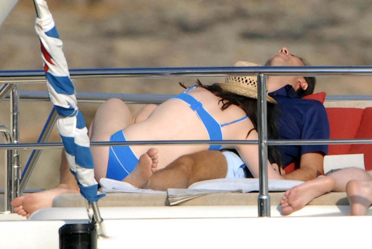 Anne Hathaway che espone il corpo sexy del cazzo e i capezzoli enormi in bikini
 #75295136