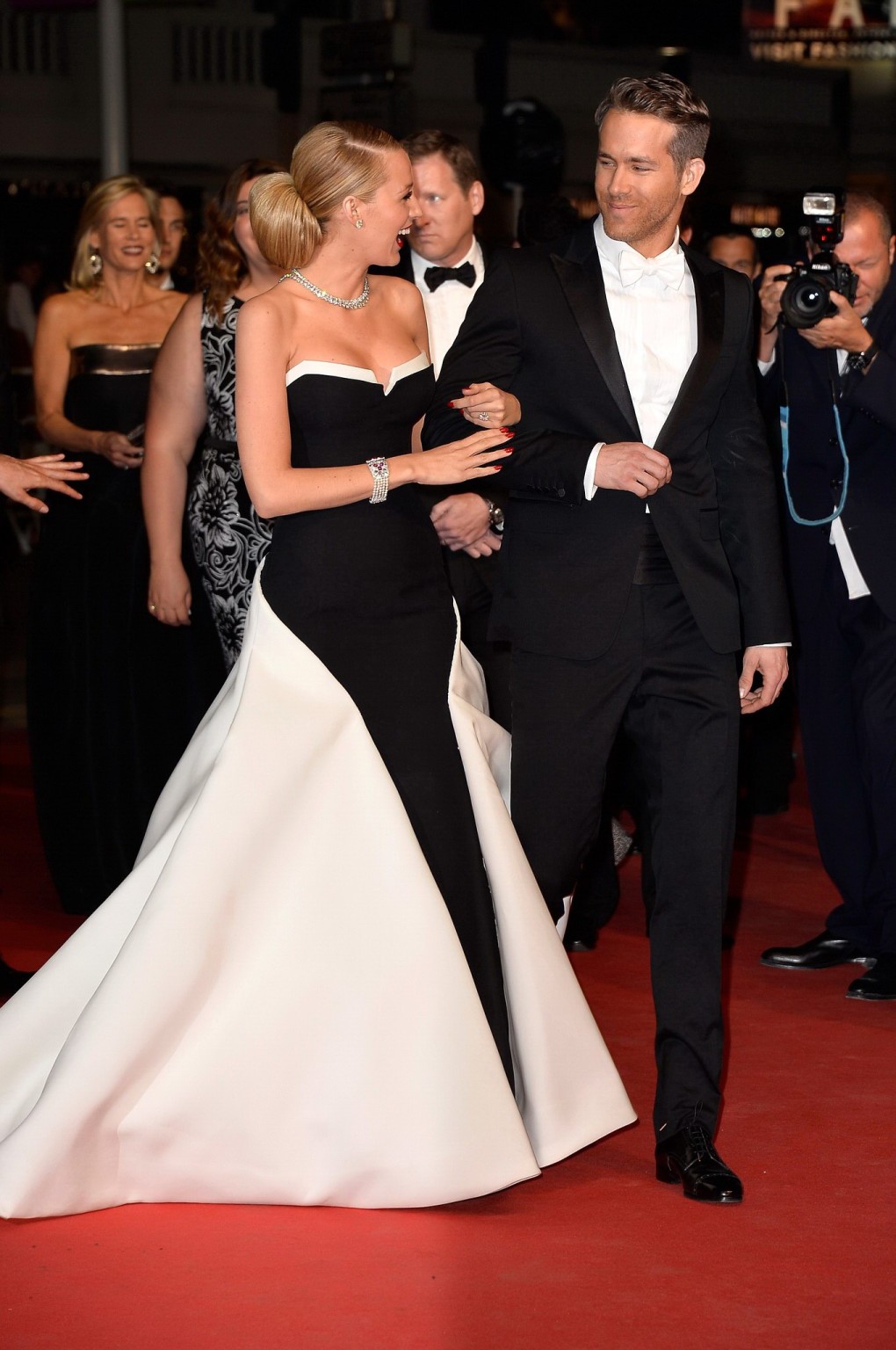 Blake lively zeigt riesiges Dekolleté bei der Captives-Premiere in Cannes
 #75196282