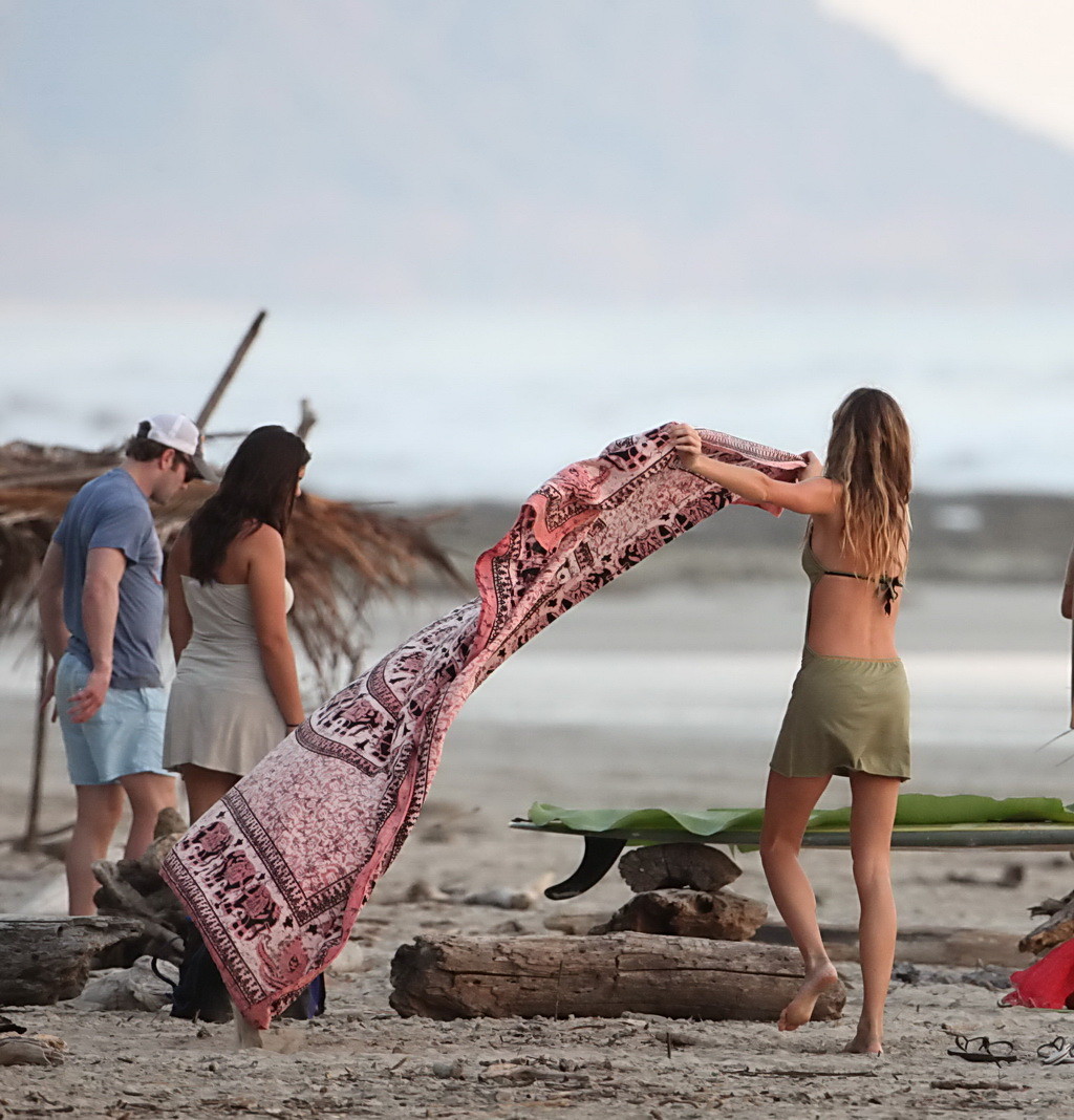 Gisele bundchen mostrando su delgado cuerpo en bikini en una playa de costa rica
 #75255589