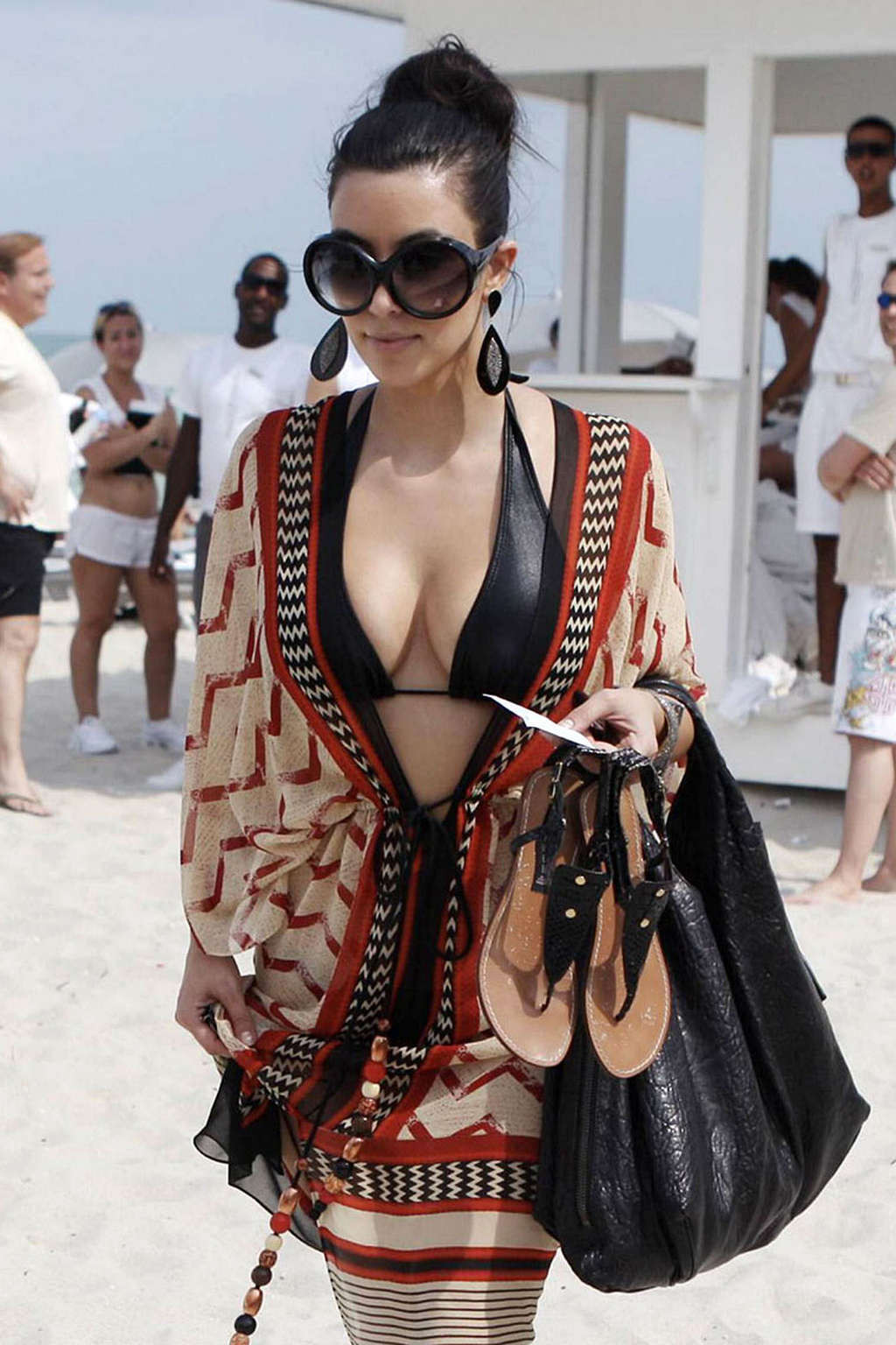 Kim Kardashian che espone il suo corpo sexy e tette enormi in bikini sulla spiaggia
 #75345367