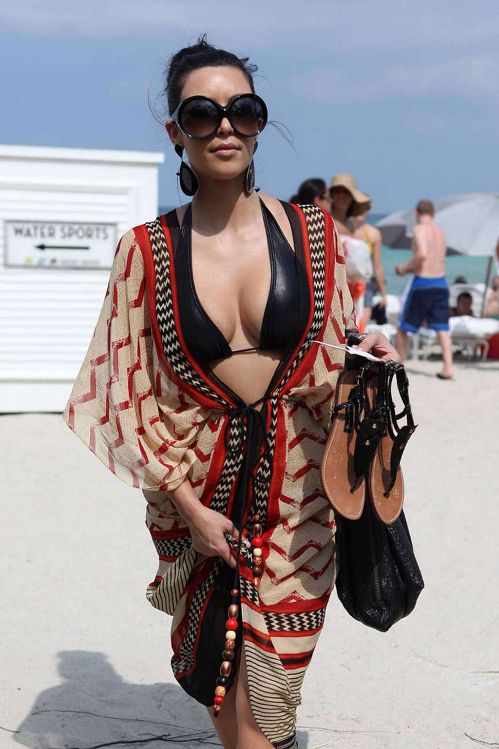 Kim Kardashian che espone il suo corpo sexy e tette enormi in bikini sulla spiaggia
 #75345374