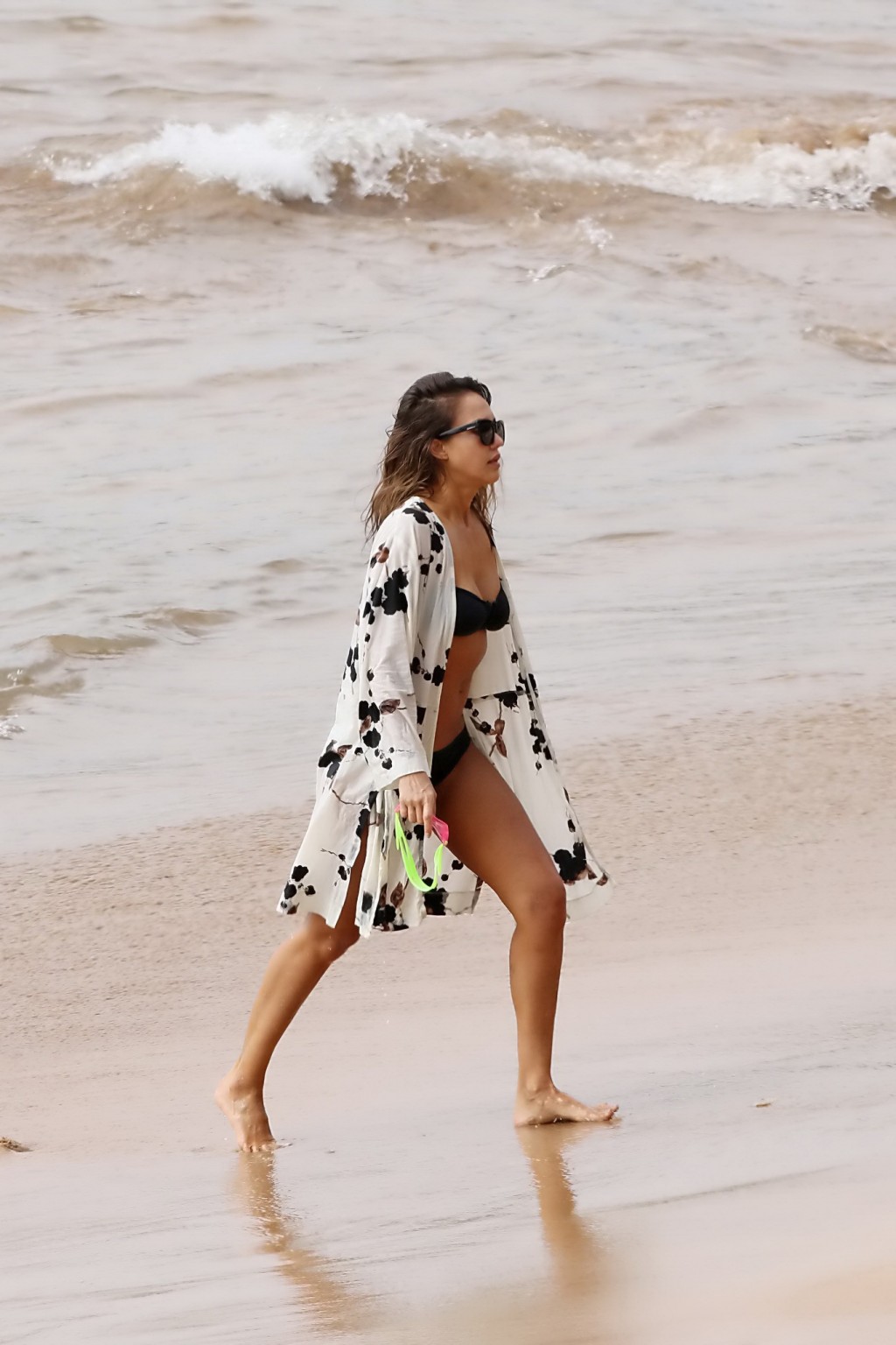 Jessica alba mostrando pokies y culo en bikini negro
 #75144606