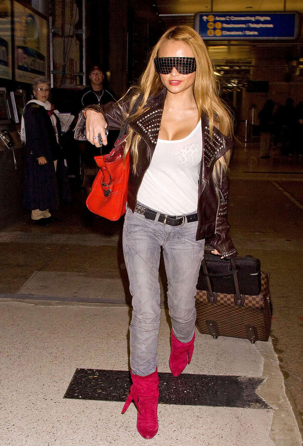 Tila tequila capezzolo scivolare in foto pubbliche paparazzi ed esponendo la sua bella grande 
 #75370222