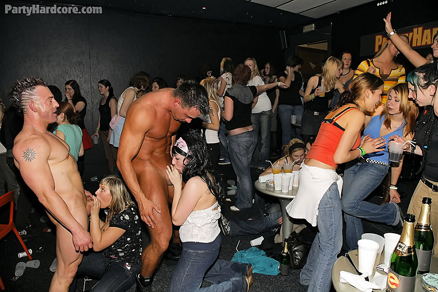 Geile Frauen gehen verrückt nach Schwanz bei männlichen Stripclub
 #76772440