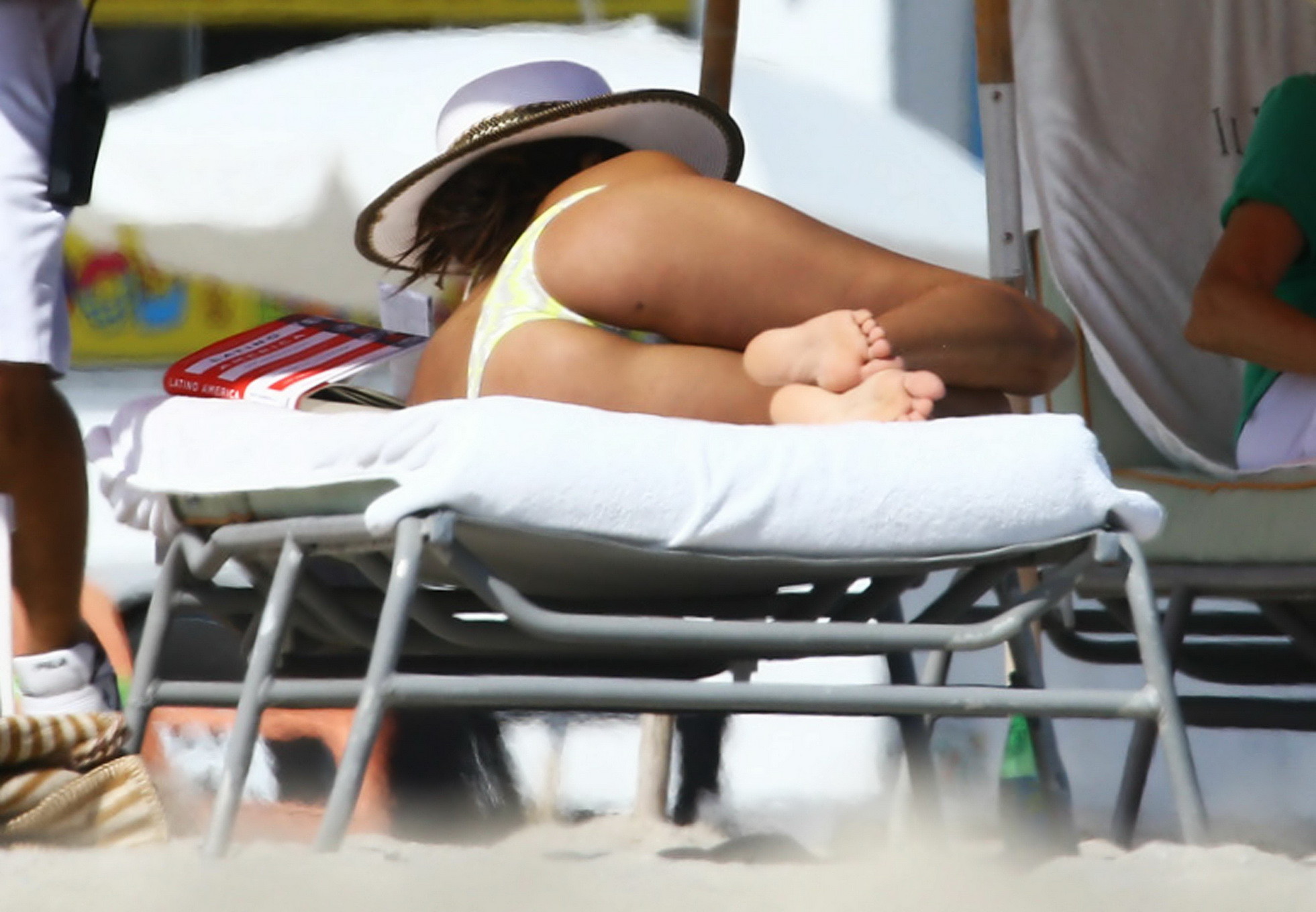 Eva longoria muestra su culo y cameltoe mientras se broncea en topless en la playa de mi
 #75181456