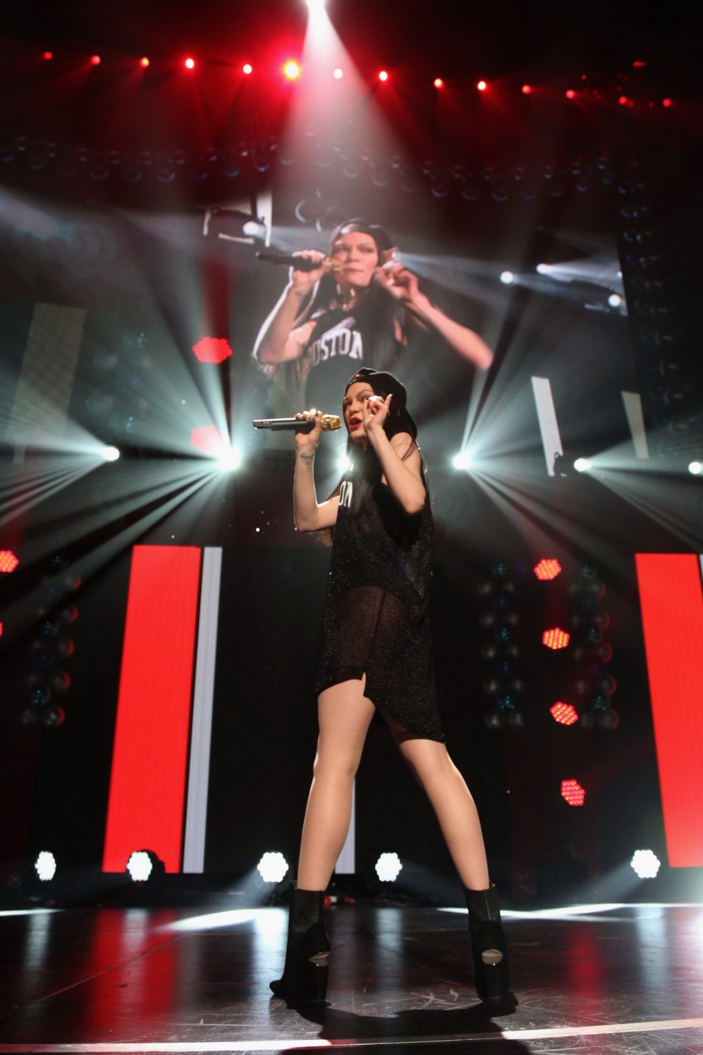 Jessie j vedere attraverso a undies sul palco al bacio 108s jingle ball 2014 a Boston
 #75178074
