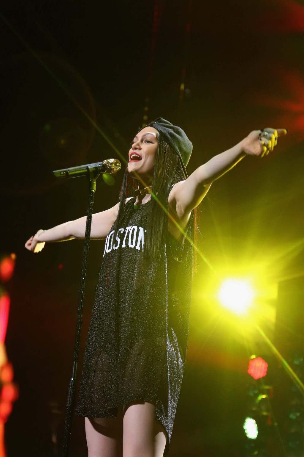 Jessie j ver a través de la ropa interior en el escenario en el beso 108s jingle ball 2014 en boston
 #75178128