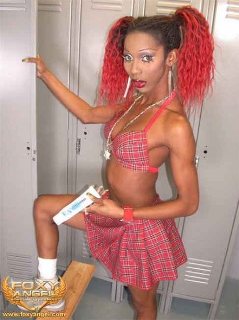 Ebenholz Transe spielt mit ihrem Schwanz in einer Umkleidekabine
 #79346002