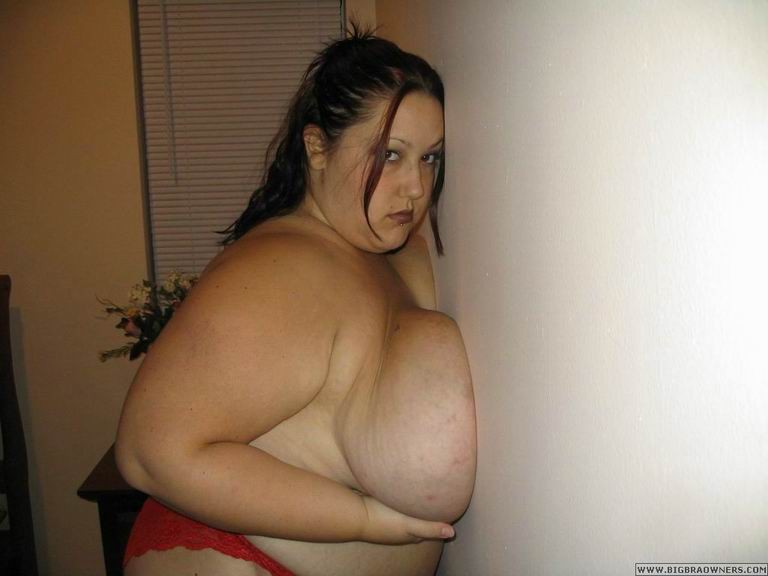 Mujer gorda con grandes tetas gigantes en lencería
 #75571935
