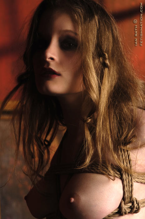 Erin sinclair con los codos fuertemente atados y hogtied
 #72082827