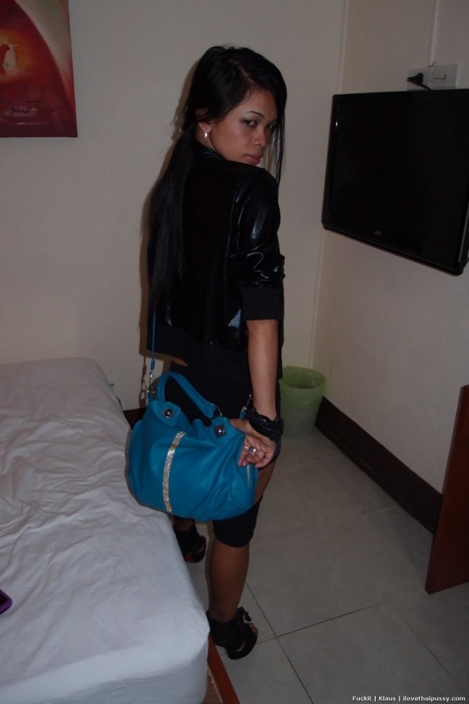 タイの売春婦が旅行者に犯される コンドームなしの素手のファック アジアのマンコの穴がクリーミー
 #68365668