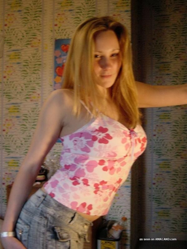 Chick displaying her big fine breasts while posing on cam #72968030