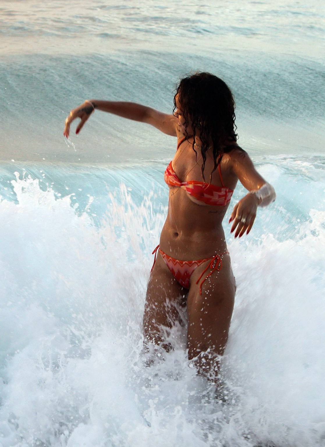Rihanna zeigt ihre Brüste in einem nassen, durchsichtigen Bikini am Strand in Barbados
 #75277852