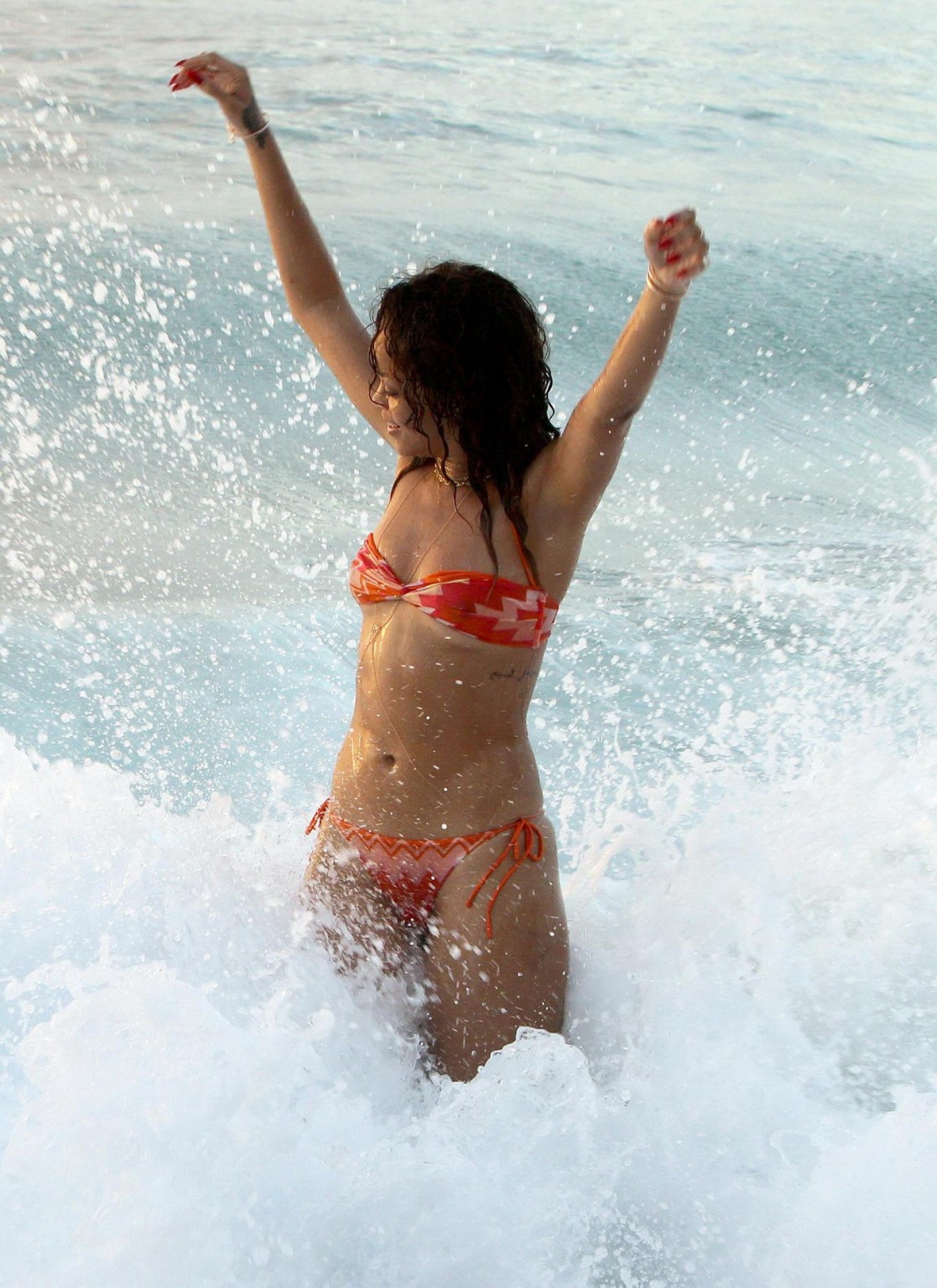 Rihanna mostra le sue tette indossando un bikini trasparente bagnato su una spiaggia di Barbado
 #75277864