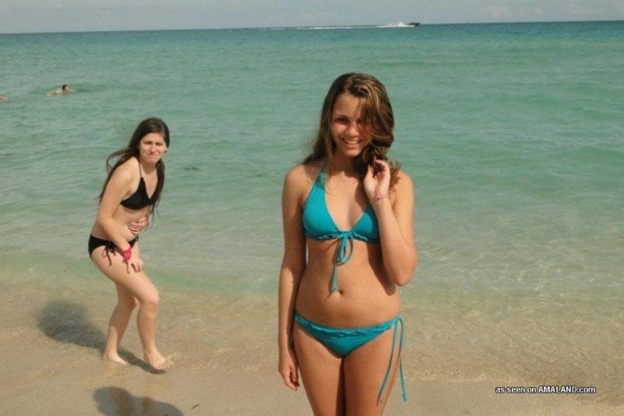 Selezione di ragazze sexy in bikini che posano all'aperto
 #67231460
