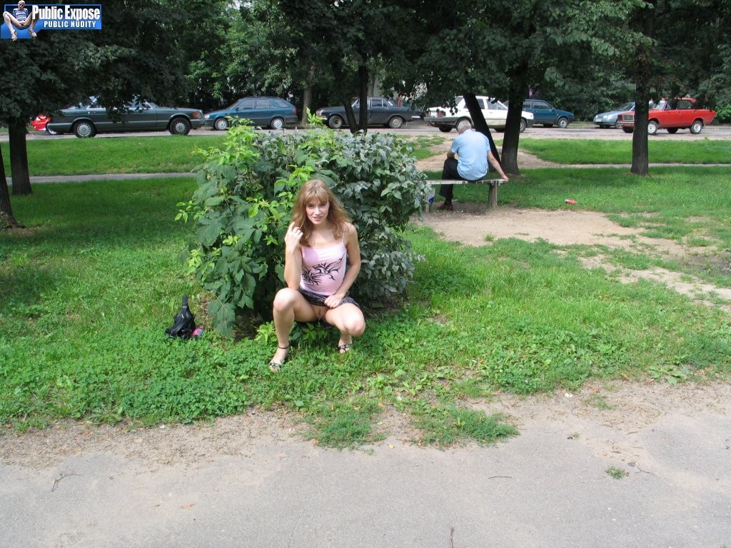 Une jeune fille nue fait défiler ses fesses et sa chatte nues sur la pelouse.
 #76743495