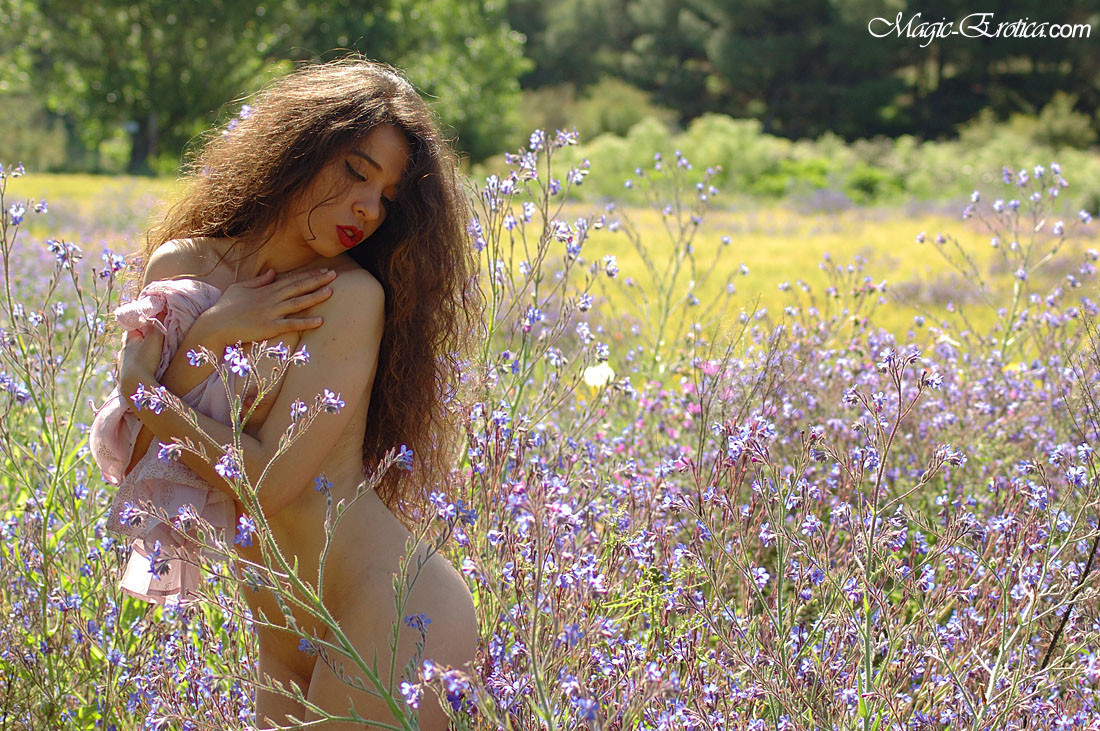 Nacktes Teenie-Babe pisst im Freien
 #76422909