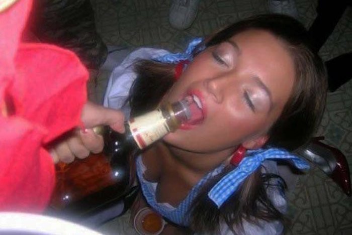 College-Mädchen betrunken verschwendet küssen und blinken frechen Titten
 #76399400
