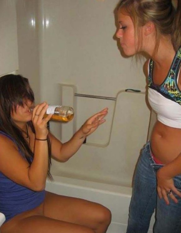 Chicas universitarias borrachas y desperdiciadas besándose y enseñando las tetas
 #76399402
