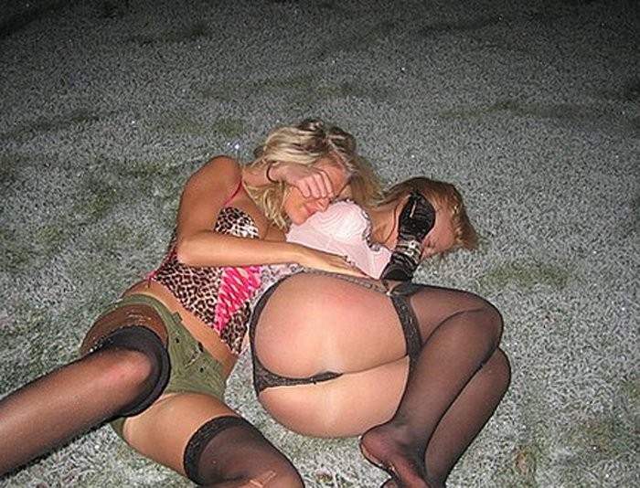 Ragazze del college ubriache sprecate che si baciano e mostrano le tette vivaci
 #76399414