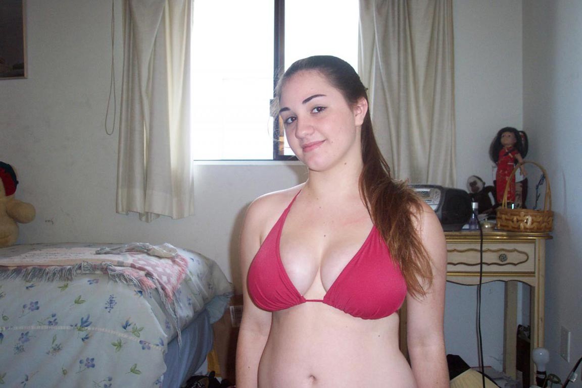 Une copine amateur aux gros seins posant nue à la maison
 #77695274