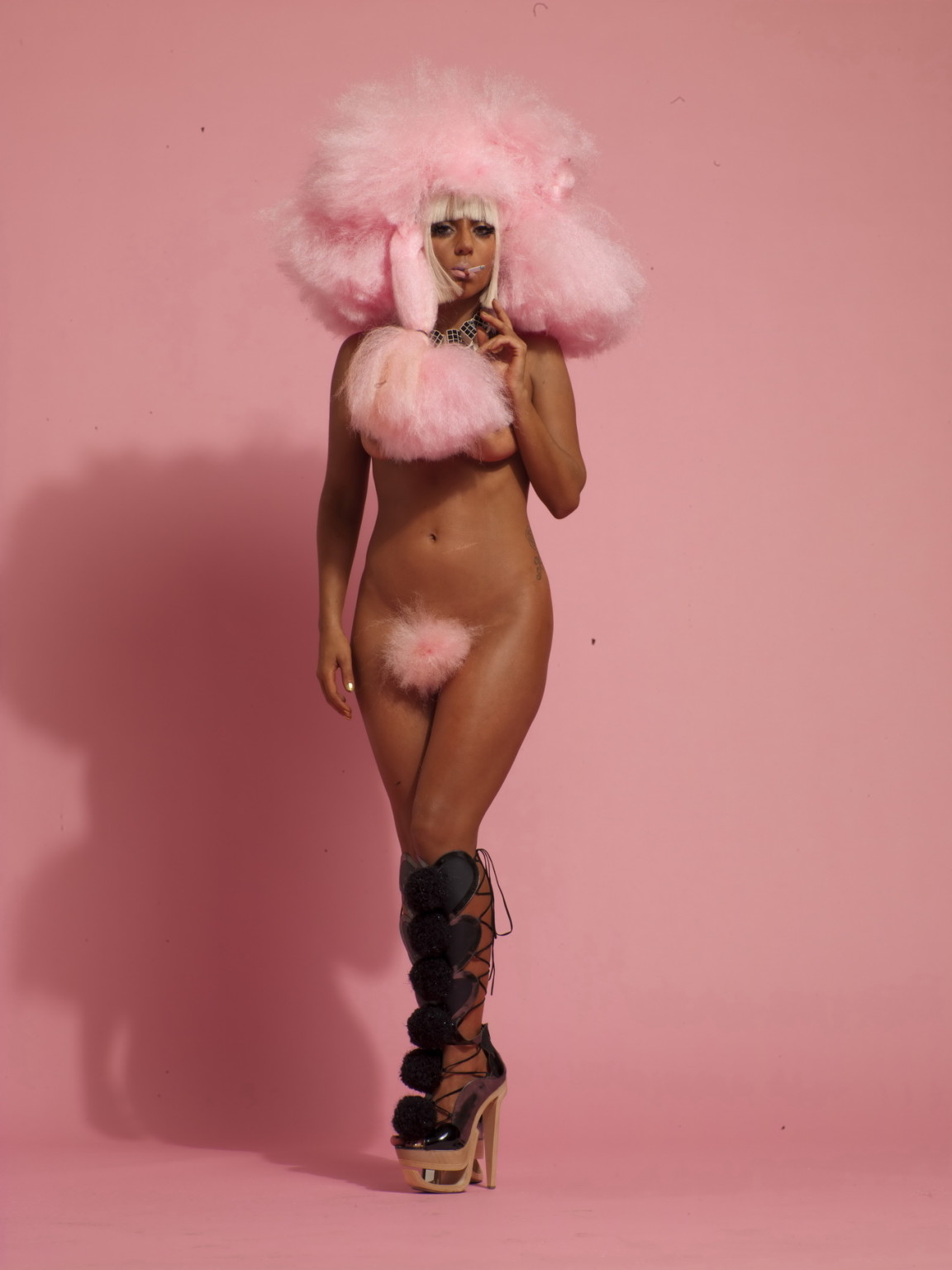 Lady gaga mostrando su cuerpo curvilíneo completamente desnudo en la sesión de fotos de la revista v
 #75196682