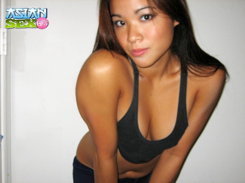 Pretty magnetic asian Girls shows her perfect body