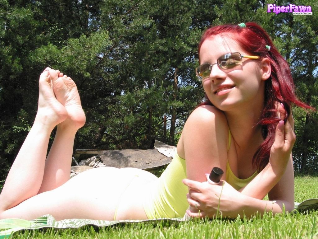 Jeune rousse aux gros seins portant des lunettes de soleil en plein air
 #78611969
