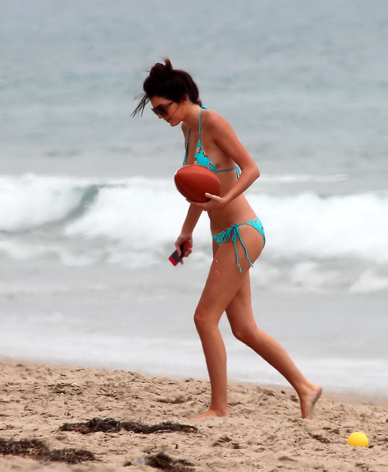 Kendall jenner indossa un bikini sexy sulla spiaggia di Malibu
 #75257278