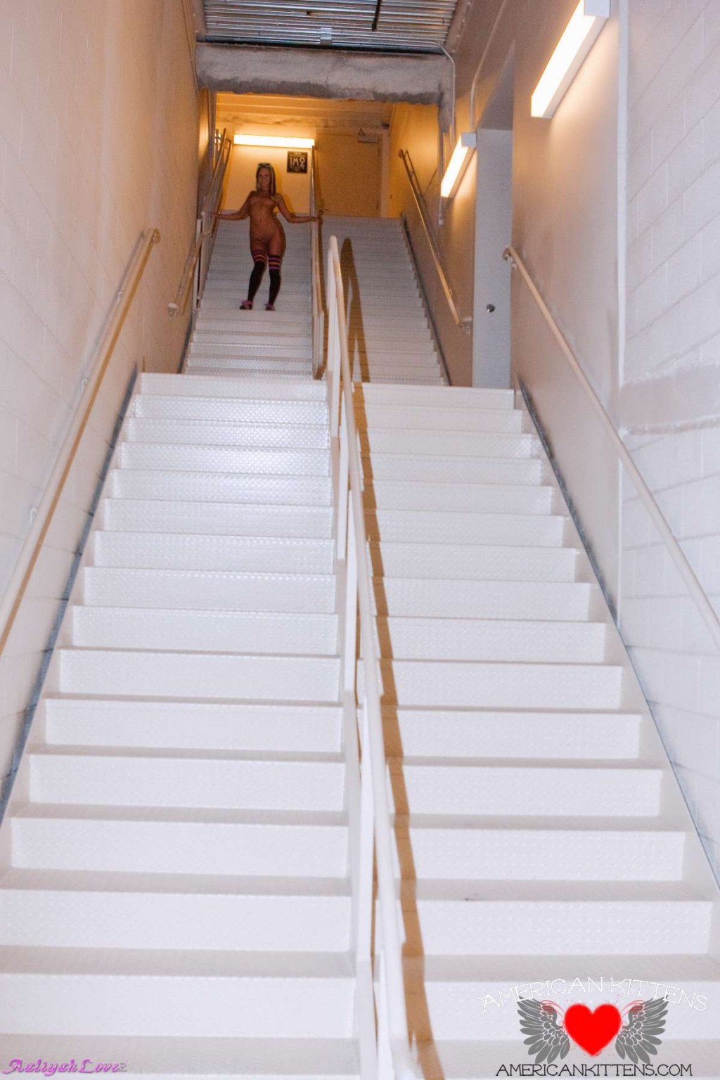 Aaliyah auf der Treppe sieht fantastisch aus und einige tolle Aufnahmen von ihr
 #77180949