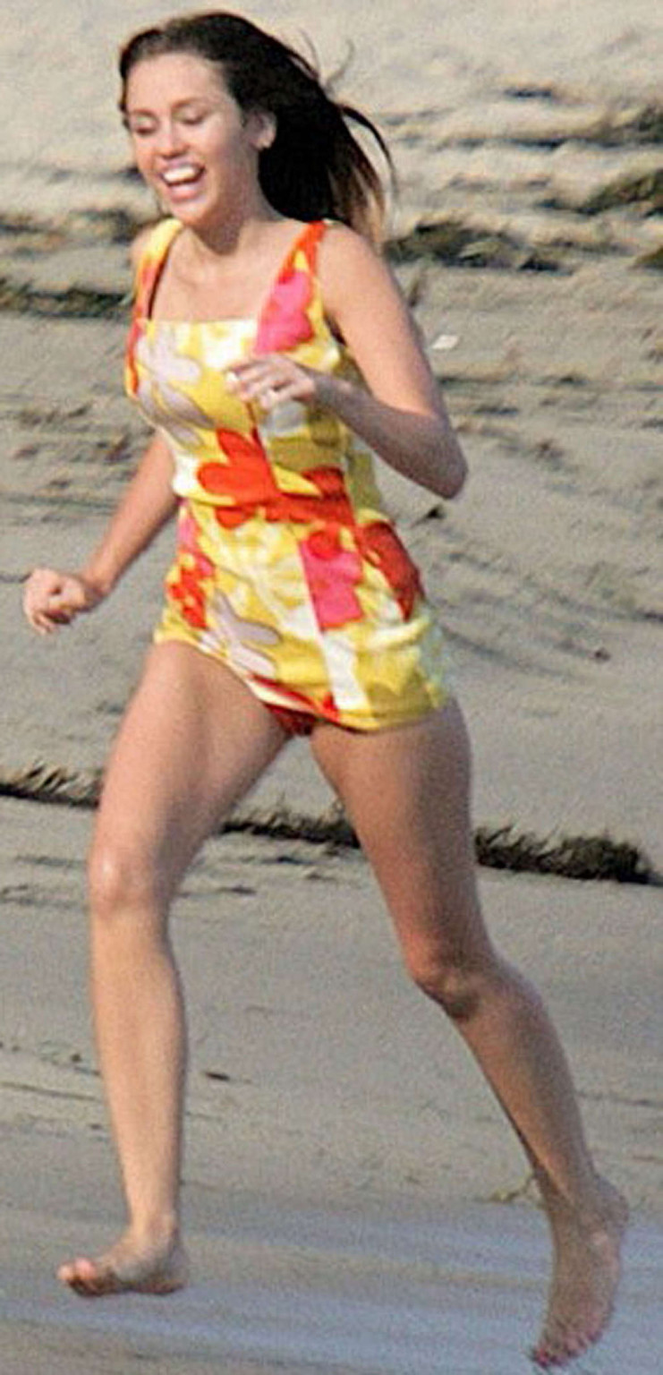 Miley cyrus en bikini et jambes sexy en short photos paparazzi
 #75343775