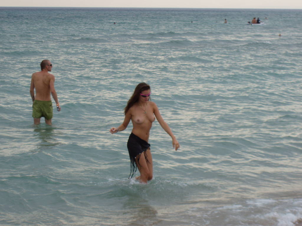 Observe the tits in the water from this nudist teen #72247900
