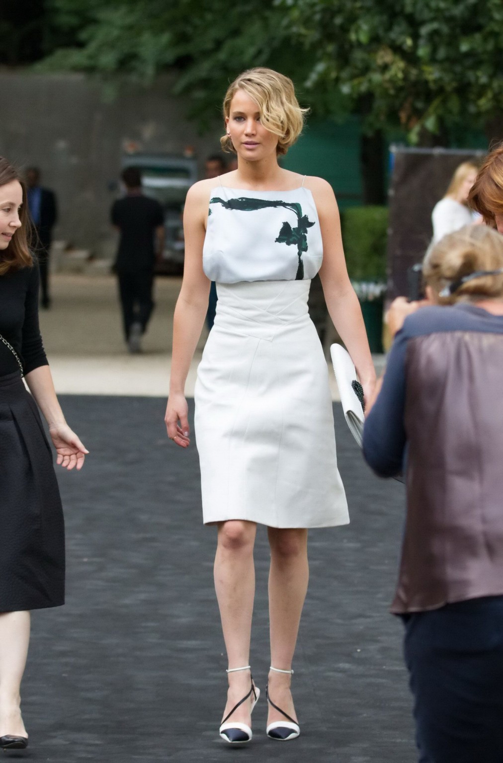 Jennifer lawrence sans soutien-gorge montrant son sein latéral lors de son arrivée au salon de la mode Christian Dior.
 #75191742