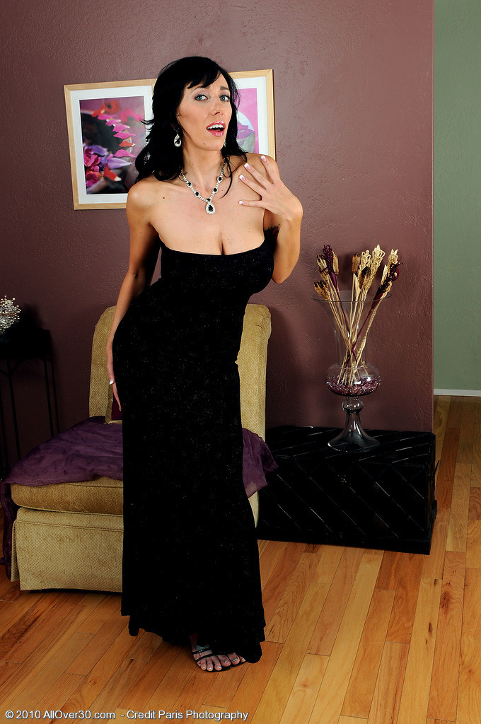 Die große und reife Brünette Alia schlüpft aus ihrem sexy schwarzen Kleid
 #74663542