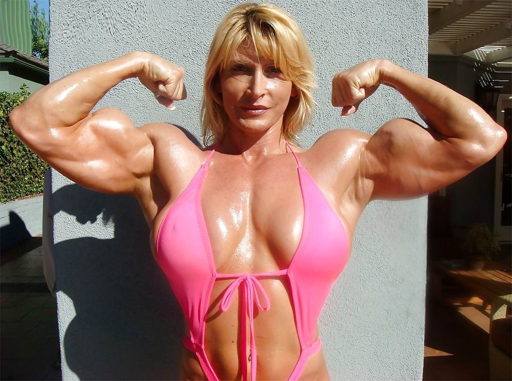 Hermosa culturista femenina con enormes músculos
 #70982916