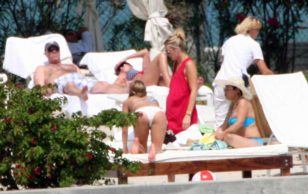 Jennifer Aniston zeigt sexy Körper und schönen Arsch im Bikini am Strand
 #75370693