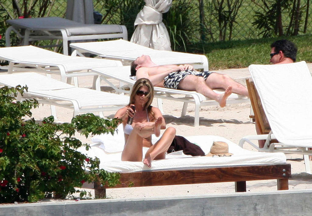 Jennifer aniston mostrando un cuerpo sexy y un buen culo en bikini en la playa
 #75370725