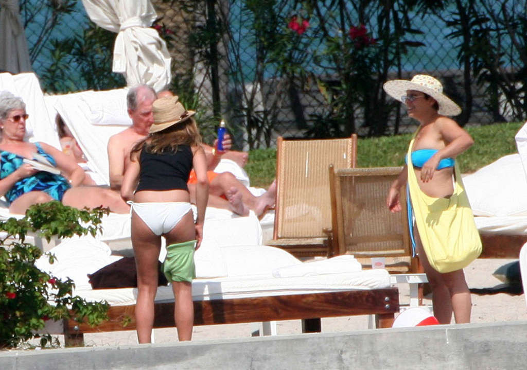 Jennifer Aniston showing sexy body and nice ass in bikini on beach #75370741