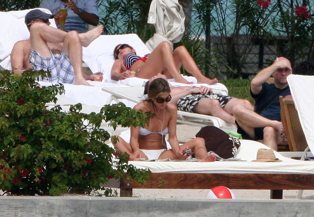 Jennifer Aniston showing sexy body and nice ass in bikini on beach #75370754