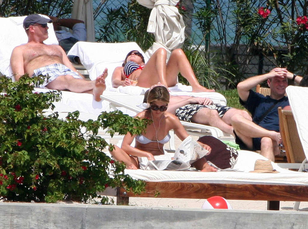 Jennifer Aniston showing sexy body and nice ass in bikini on beach #75370770