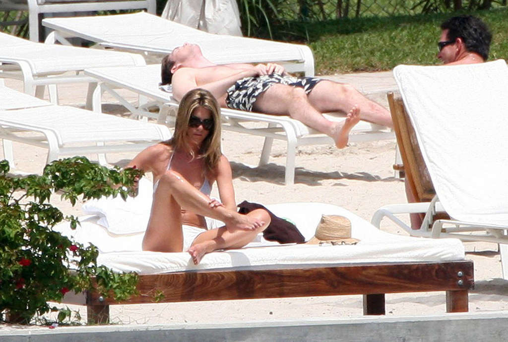 Jennifer Aniston zeigt sexy Körper und schönen Arsch im Bikini am Strand
 #75370812