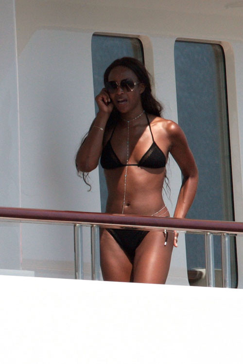 Naomi Campbell montrant sa chatte poilue, ses seins et posant en bikini
 #75417525
