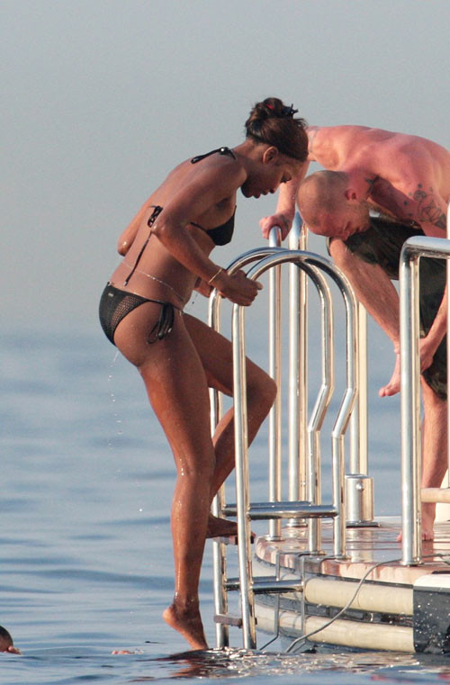 Naomi Campbell montrant sa chatte poilue, ses seins et posant en bikini
 #75417535