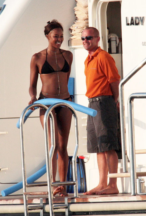 Naomi Campbell montrant sa chatte poilue, ses seins et posant en bikini
 #75417545