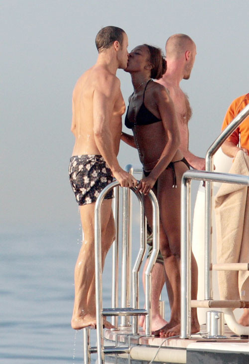 Naomi Campbell montrant sa chatte poilue, ses seins et posant en bikini
 #75417550