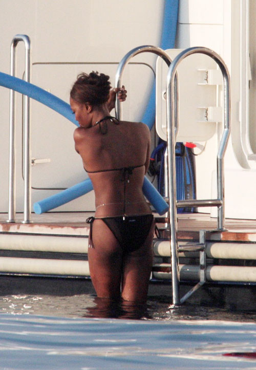Naomi campbell mostrando coño y tetas peludas y posando en bikini
 #75417556