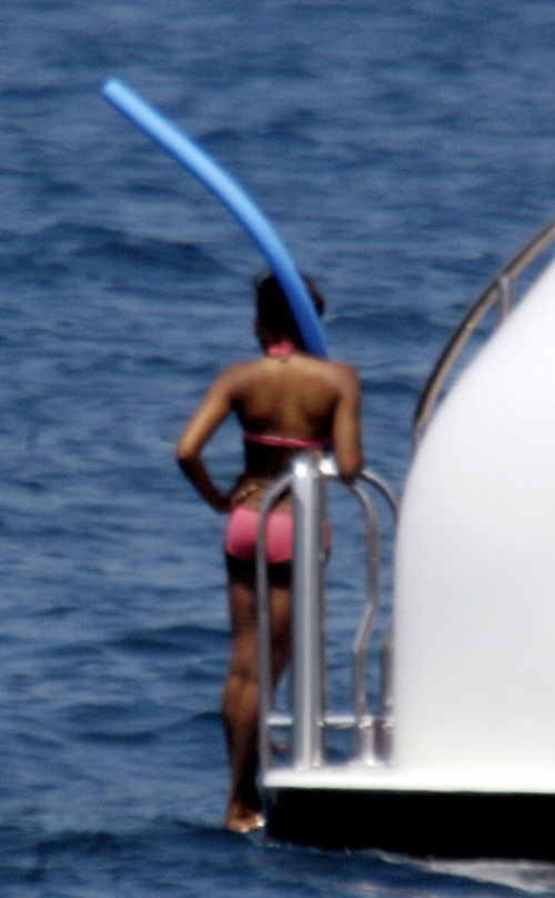 Naomi Campbell montrant sa chatte poilue, ses seins et posant en bikini
 #75417573