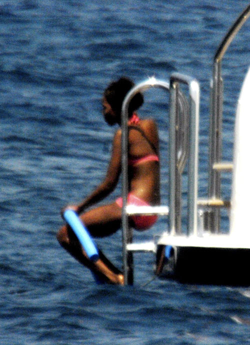 Naomi Campbell montrant sa chatte poilue, ses seins et posant en bikini
 #75417578