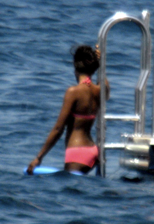 Naomi Campbell zeigt haarige Muschi und Titten und posiert im Bikini
 #75417584