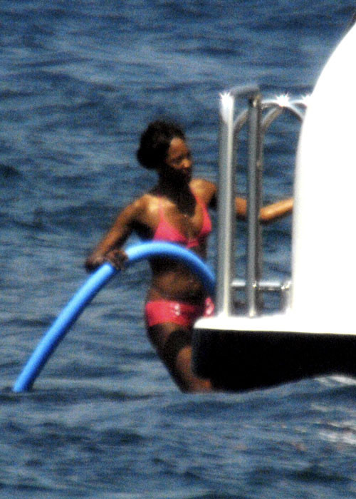 Naomi Campbell montrant sa chatte poilue, ses seins et posant en bikini
 #75417588
